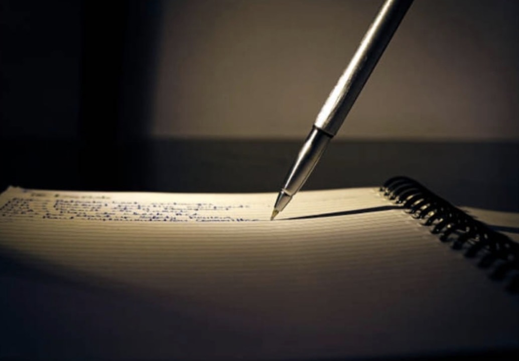 Stylo posé sur un carnet manuscrit, évoquant la correspondance manuscrite proposée par Vanilla-Unions