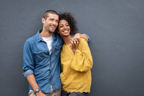Couple souriant et complice, illustrant les rencontres sérieuses accompagnées par Vanilla-Unions