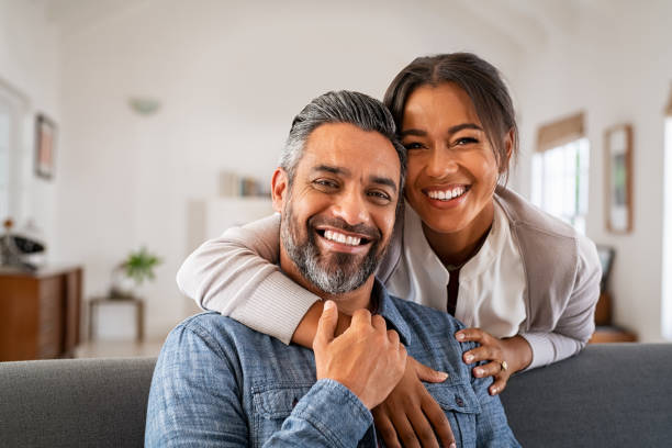 Couple complice se regardant avec tendresse, image de l’engagement humain de Vanilla-Unions
